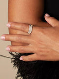 Sleek Wave Line Diamond-Inlaid Ring